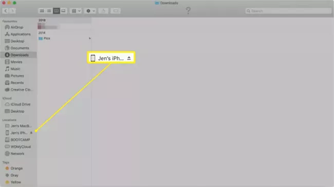 MacOS Finder con iPhone en posición resaltada
